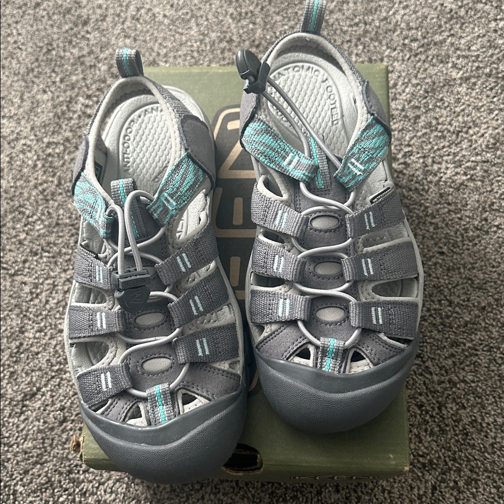 New!!  Keen Newport Grey and Teal Closed-Toe Water Sandals. Womens size 7.5.